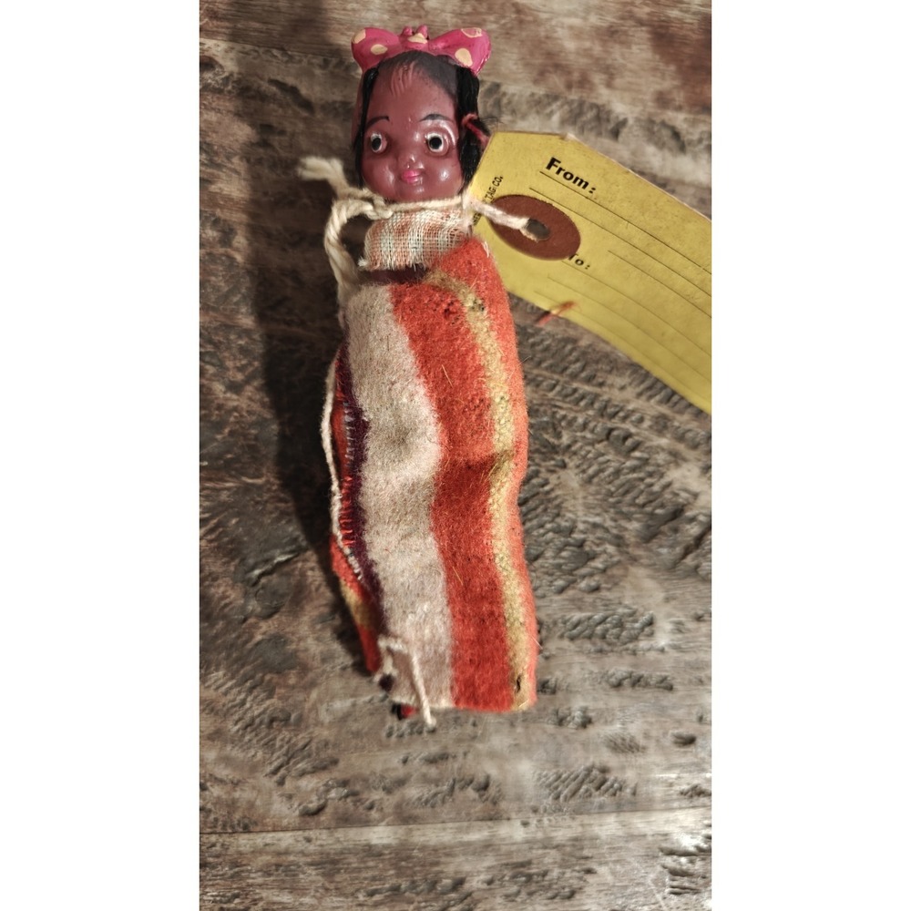 VINTAGE MINI 4" SKOOKUM NATIVE AMERICAN INDIAN DOLL SOUVENIR ORIG MAILING TAG